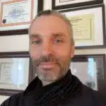 Lionel Sémont pratique le massage momentum à la Clinique de Massothérapie Descansa à Charlesbourg dans la Ville de Québec